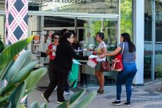 Ato de Panfletagem na entrada da Faculdade de Educao